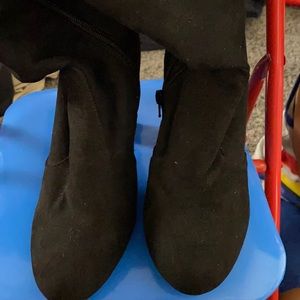 Rouge helium knee high hills